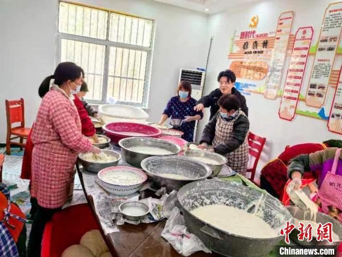 村民們在揉著饅頭,話著家常.