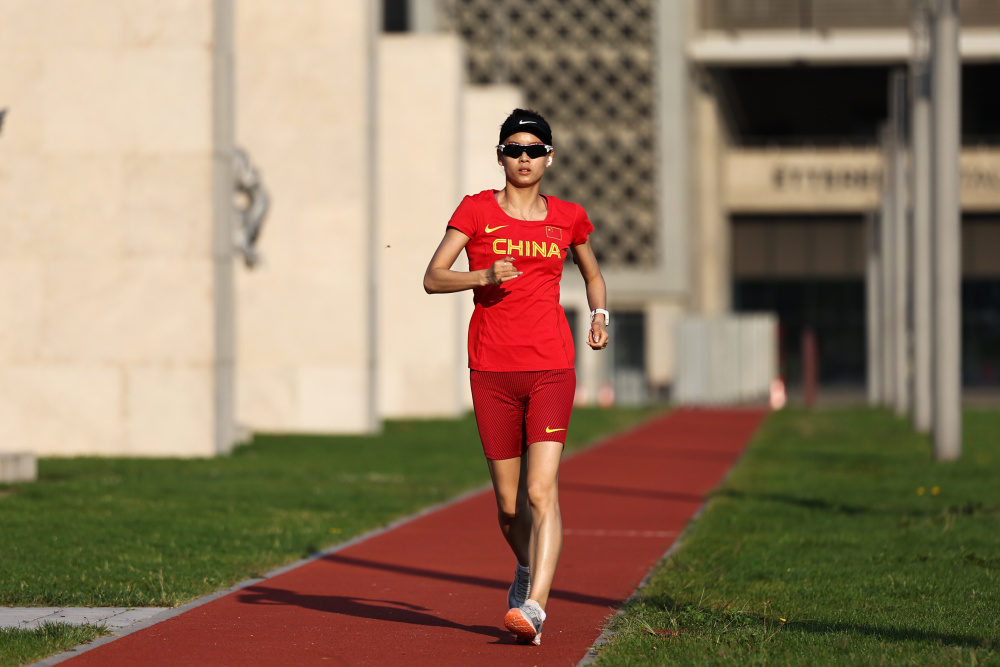 田径世锦赛中国竞走女队进行赛前训练