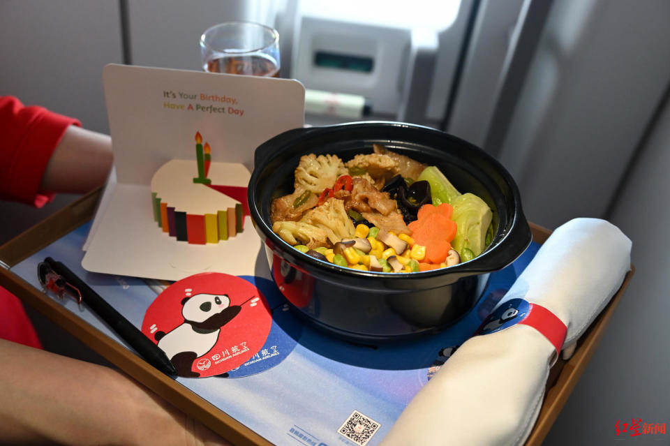 川航第七架a350熊猫主题涂装飞机首航!芋圆冰粉,熊猫蛋糕上线