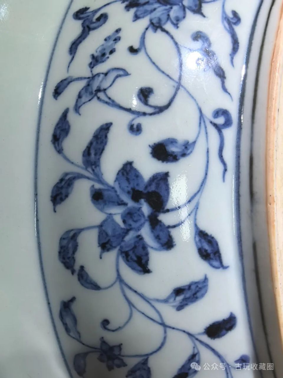 瓷器鉴赏：明永乐青花缠枝四季花卉葡萄纹海浪折沿大盘-腾讯新闻