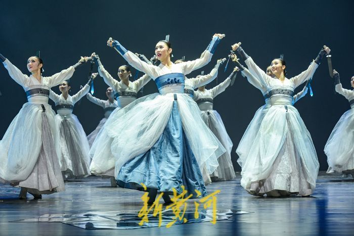 朝鲜族女子双刀群舞展现女性柔美与坚毅