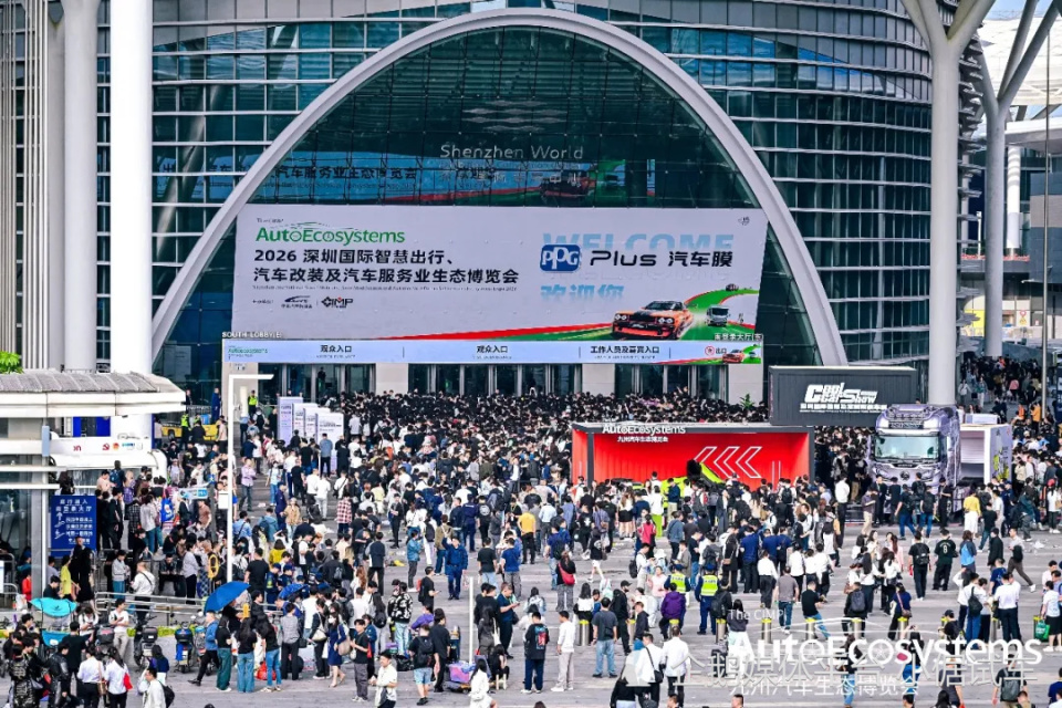 3月20日，2026 深圳国际智慧出行、汽车改装及汽车服务业生态博览会(下简称：九州汽车生态博览会)在深圳国际会展中心（宝安）正式启幕，首日入场观众超10万人。在政府相关部门及各位合作伙伴的大力支持下，展会已成为全球首个覆盖乘用车和商用车市场，集合全球整车发布、汽车科技、汽车零部件、汽车改装及汽车文化的汽车全产业链生态展贸平台。本届展会室内外展览规模60万平方米，超120家新能源及传统汽车品牌、7