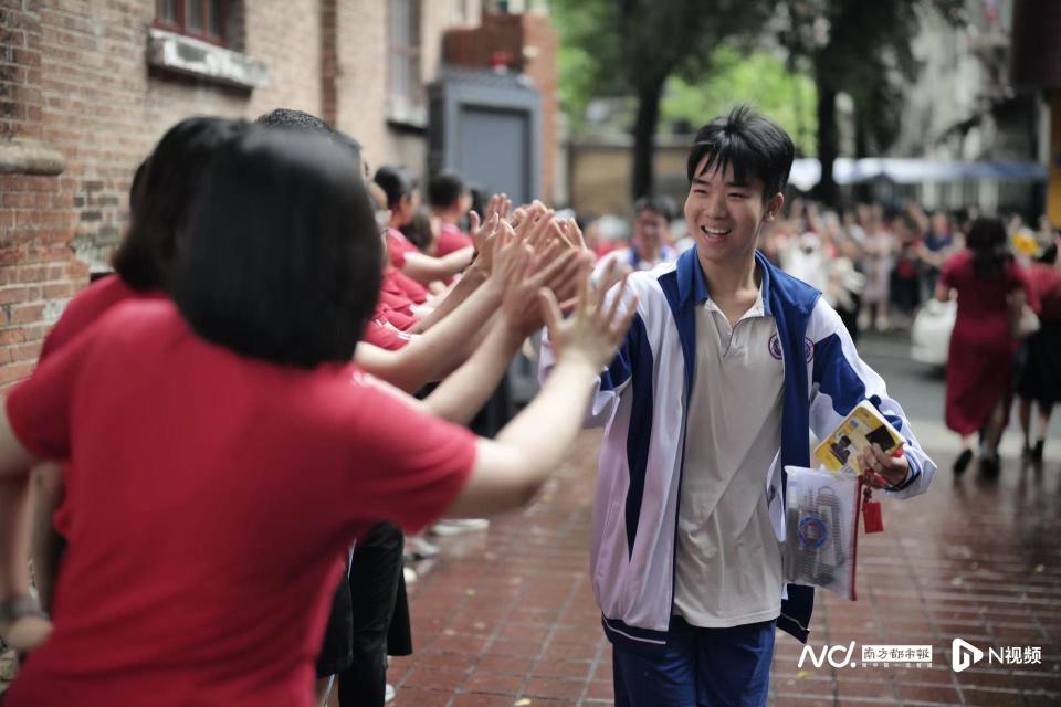 笑容明媚!培正中学考点,老师列队击掌送考