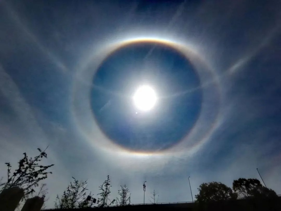 云南昆明出现日晕,犹如"彩虹美瞳",提醒:别长时间用肉眼观看,以免灼伤