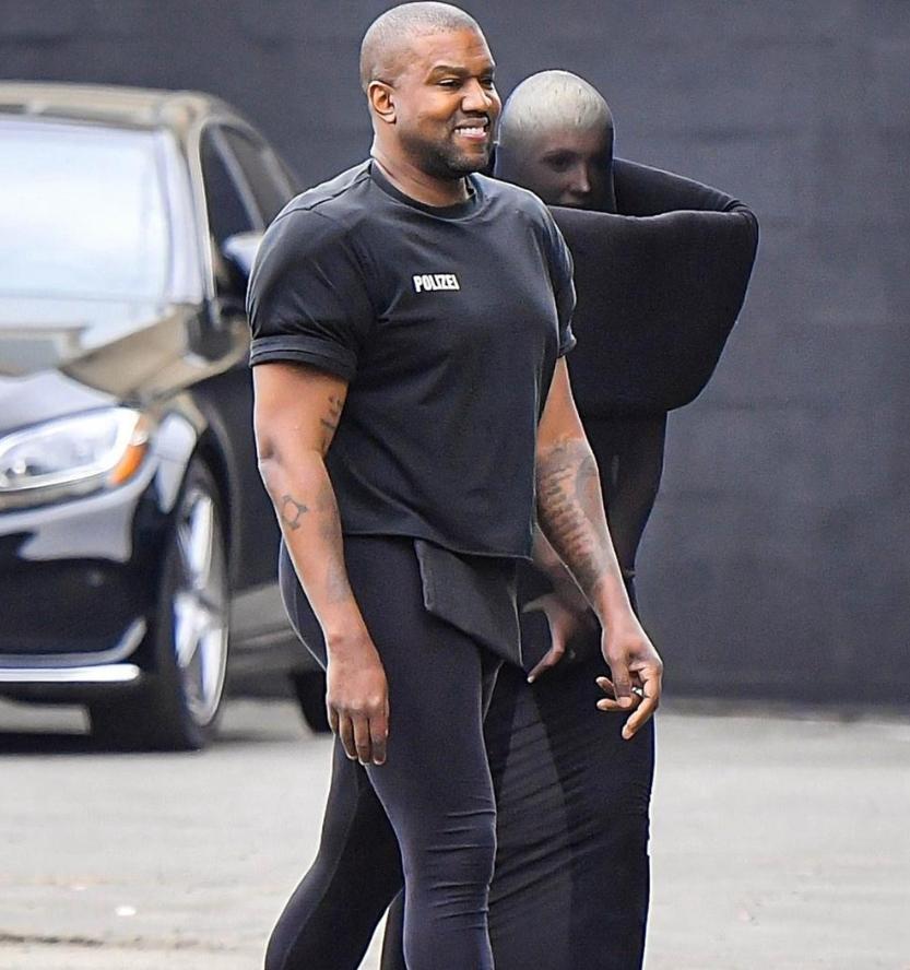 改造卡戴珊堪称经典却把新娇妻设计成黑袍罩身侃爷迷之审美太超前