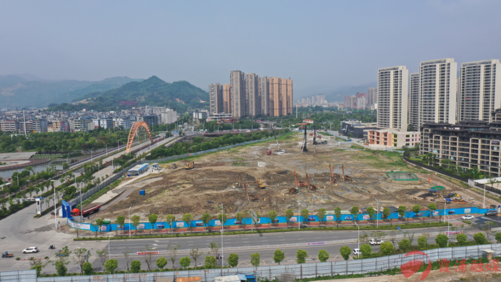 连日来,位于霞浦县滨海新城的野湾文旅开发项目现场,工人们正趁着晴好