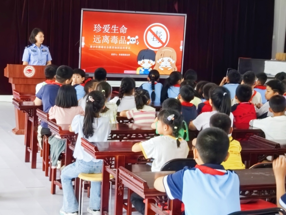 安全"警"相随,成长携"童"行市北公安分局阜新路派出所禁毒宣传进校园