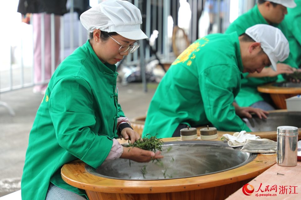 浙江杭州龙井炒茶薪火相传