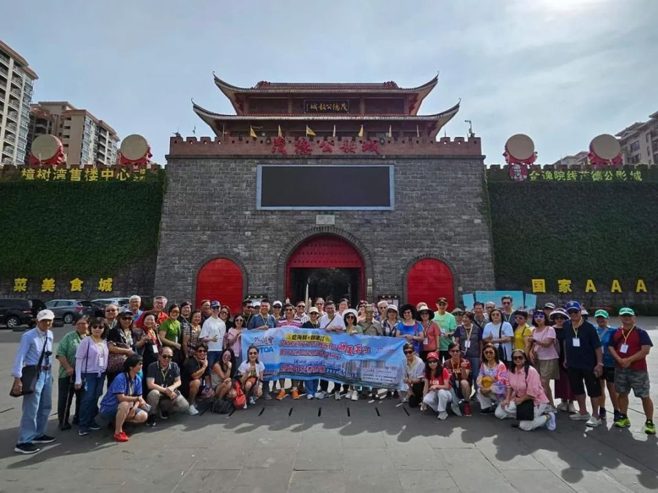 张文龙摄●游览湖光岩风景——前往雷州足荣村游玩茂德公大观园