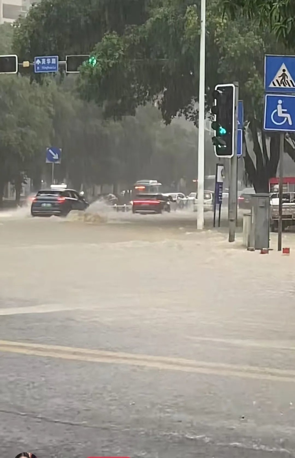 南宁多条道路积水,暴雨红色预警连发