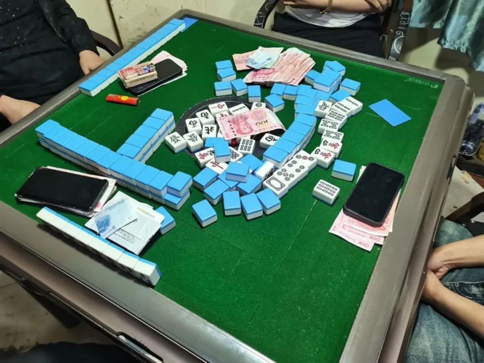 辛店派出所在辖区某出租房屋内进行检查时,现场查获正在以打麻将方式