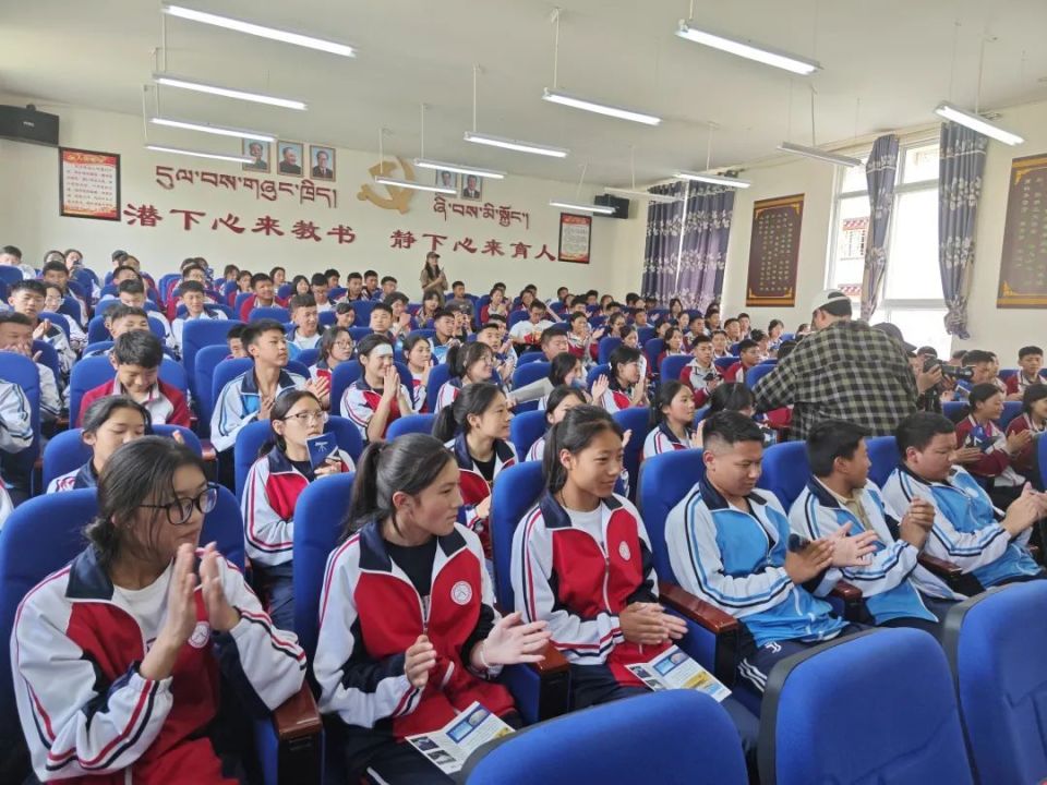 "……在稻城县中学的首堂天文课上,北京天文馆研究员,《天文爱好者》