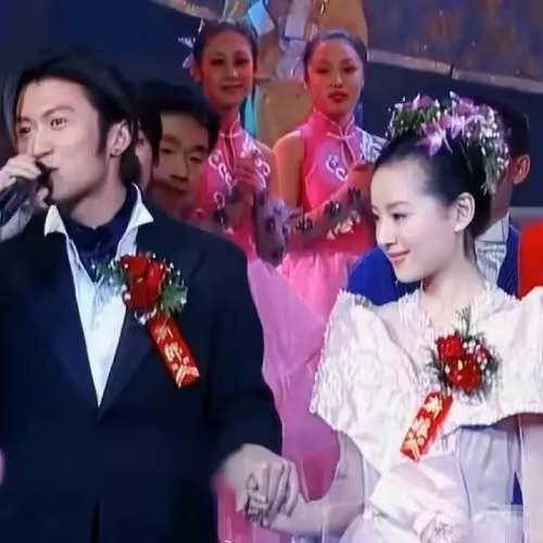 其实董洁和春晚很有缘分,2000年春晚,谢霆锋牵着她的手出场,唱了一首
