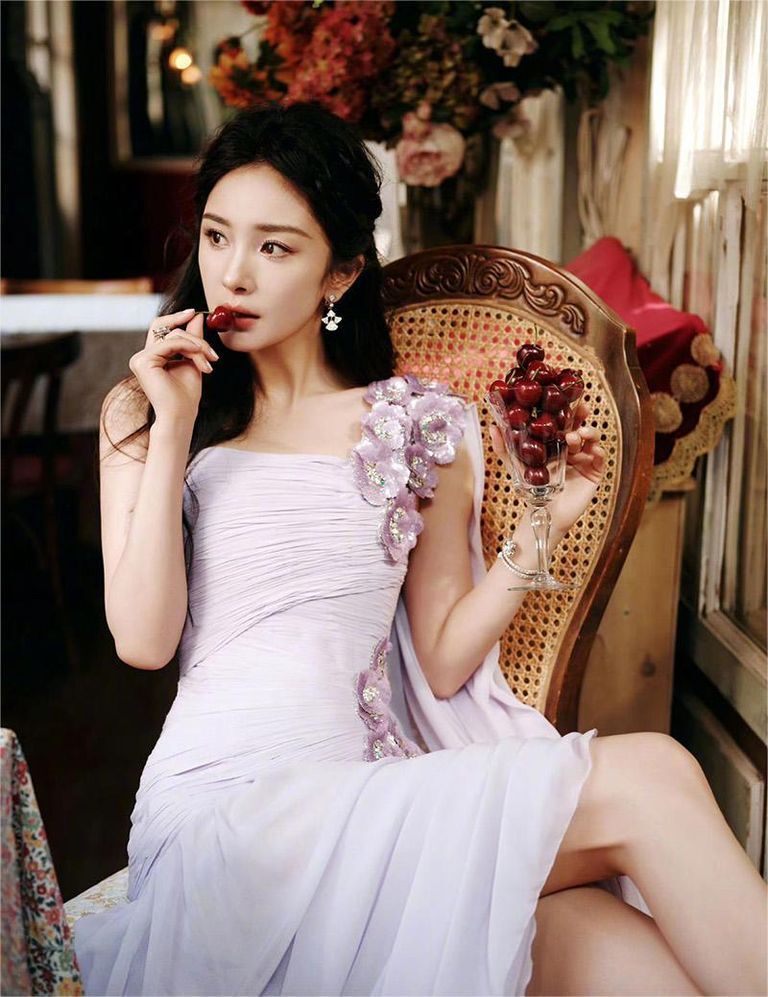 杨幂的"春日轻截断"眼妆,截获我的芳心了!_腾讯新闻