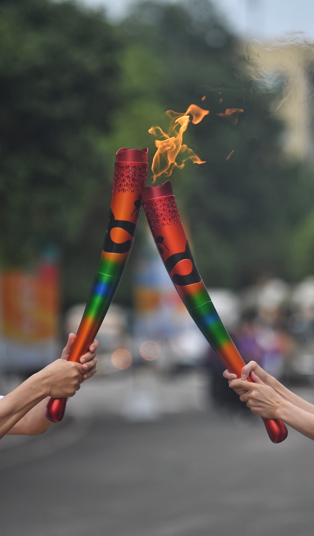 (新华全媒 )成都大运会火炬在西南财经大学(柳林校区)传递(2)