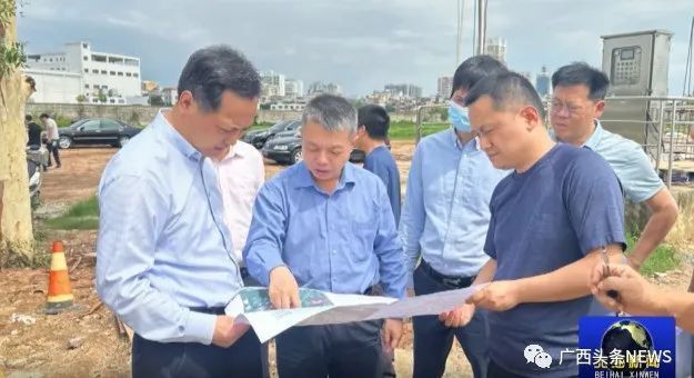 后,副市长李继昭,孙环志迅速带队到蚂蟥沟一带的黑臭水塘开展实地调研