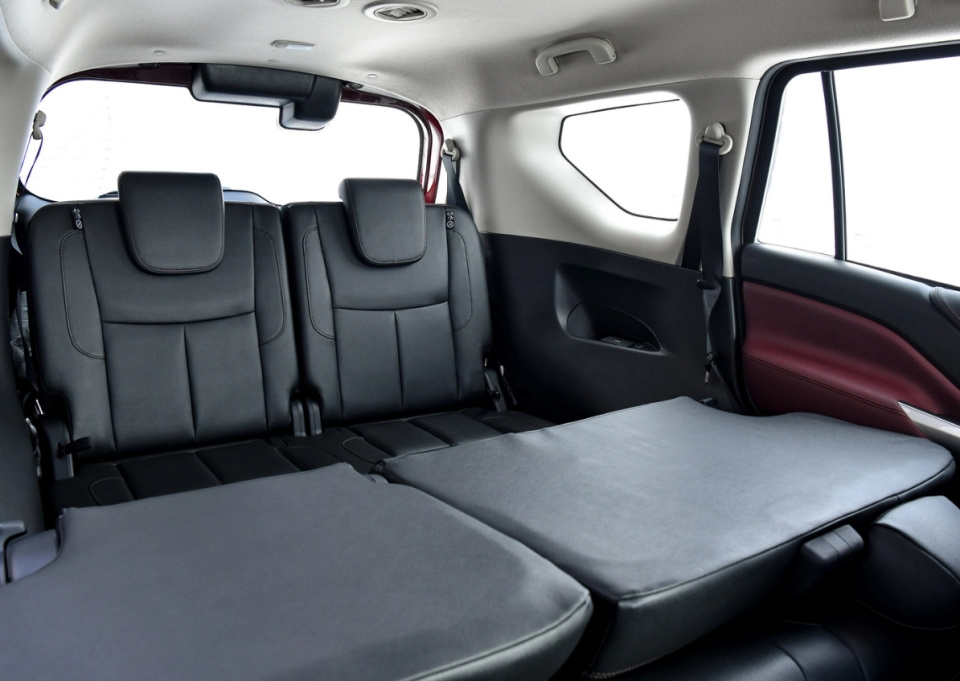 进入车内,2024款途达延续了现款车型的内饰布局,采用了双色配色设计