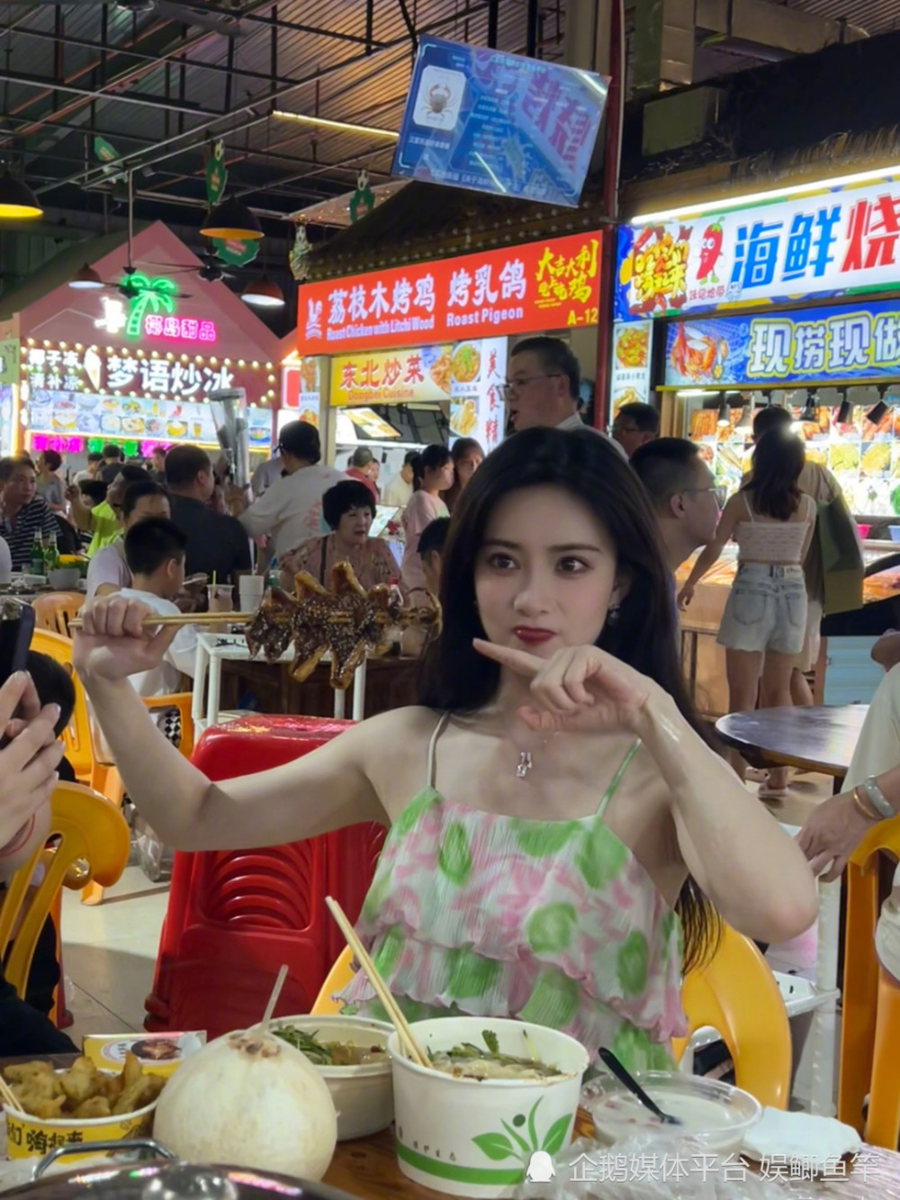 28岁女星孟子义抛掉偶像包袱大排档放肆吃喝毫无形象可言