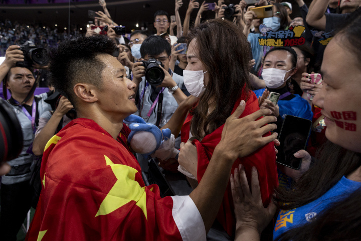 组图:谢震业夺冠后拥抱妻子陆敏佳:这首歌是送给你的-腾讯新闻