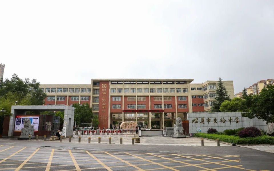 3.市民族中学考点:学校大门禁止车辆驶入,车辆可停放至大关路两侧.