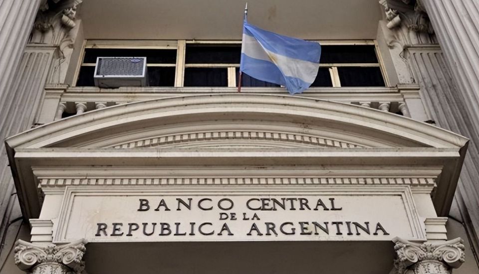 一口气援乌五架战机,却没钱还借中方的350亿?阿根廷想