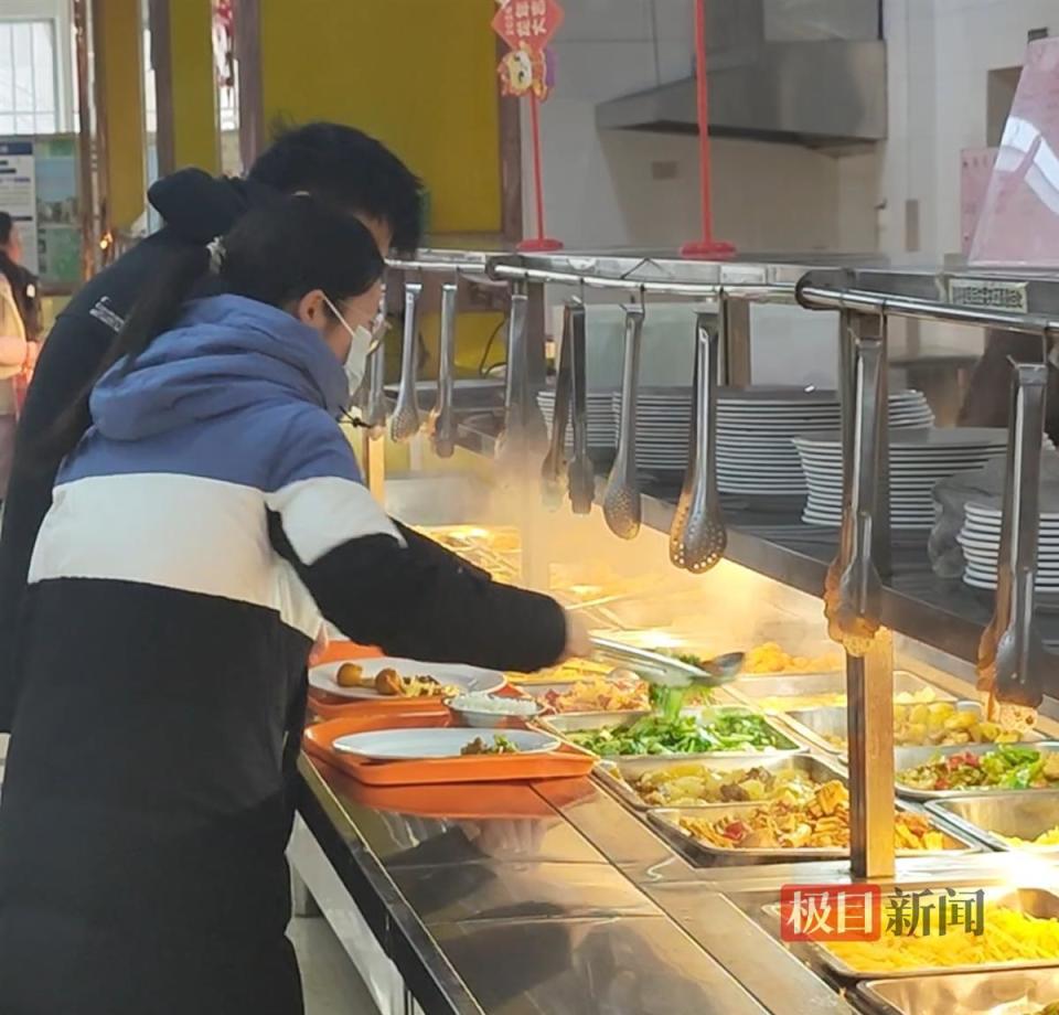 据了解,今年春节期间武汉大学将有8家食堂(含民族档口)不停伙