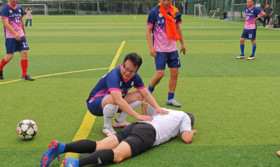 56歲白岩鬆，突然倒地不起！網友：保重！