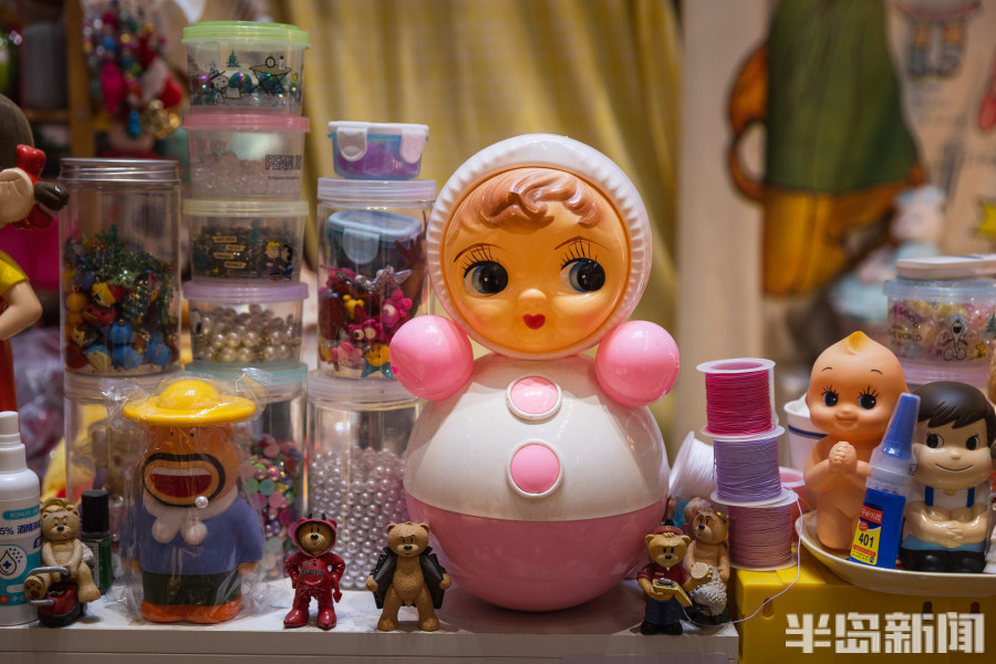 她一个老城小巷里的玩具收藏家