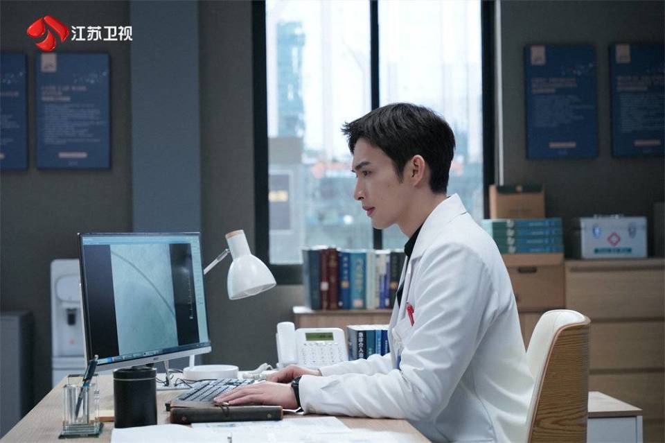 首次挑战医疗剧出演"天才医生" 张彬彬:洗澡洗头都在背台词|谈艺录