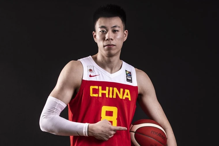 众所周知,张镇麟的母亲是辽宁省体育局副局长王芳,王芳又