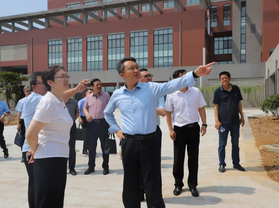 6月27日下午,长清区委书记肖辉带队到山东工艺美术学院调研国家产教