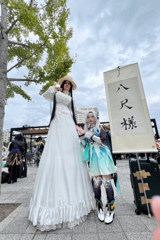 身高近3米的“八尺大人”现身漫展，网友：她不像是演的！_腾讯新闻
