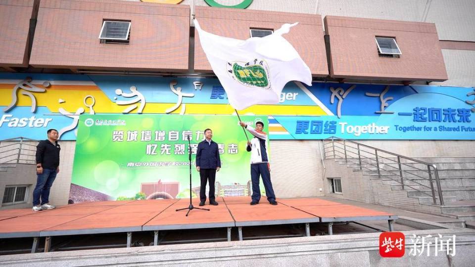 与春风为伴,南外"橙白少年"共享美好时光.