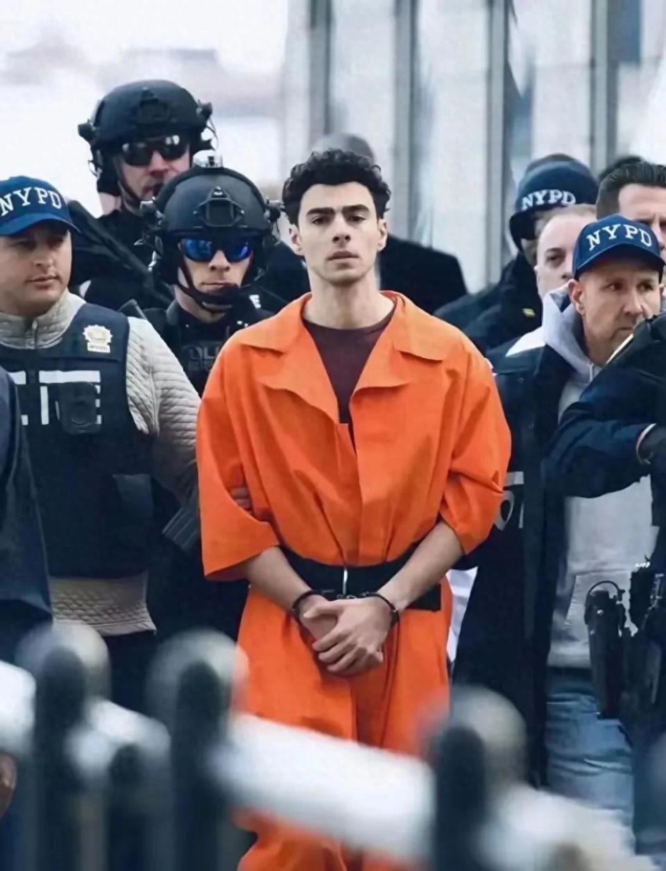 富三代枪杀医保CEO成网络英雄，真人版“蝙蝠侠”路易吉9月16日法庭受审，精英女律师成功保住了他的性命-腾讯新闻