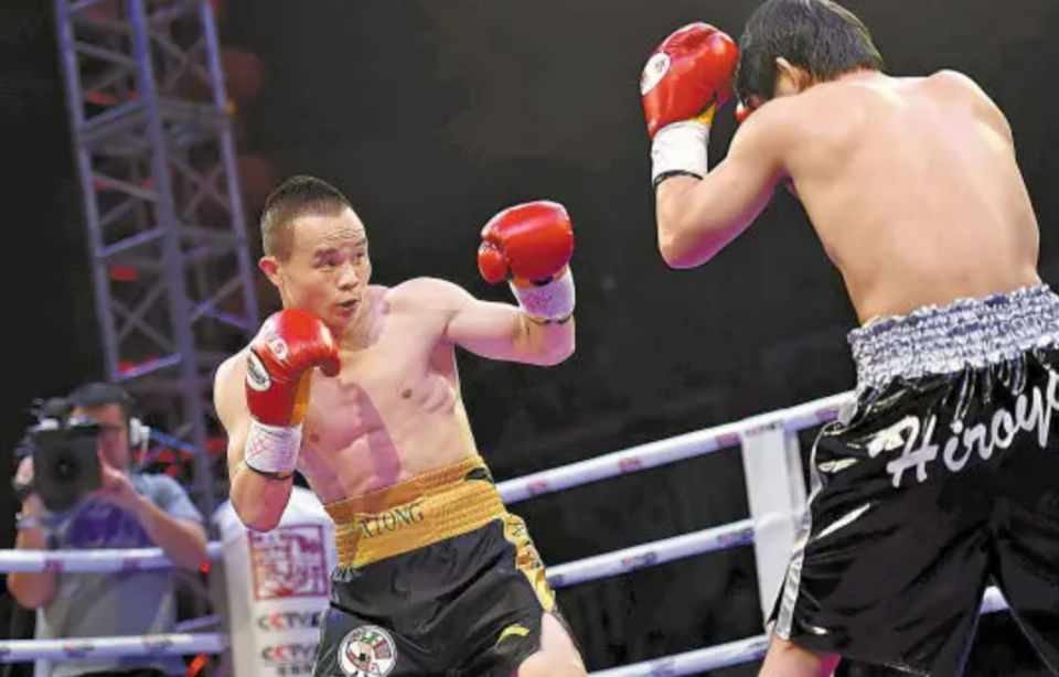 熊朝忠(左)2006年,熊朝忠正式开启职业生涯,其后打出了不俗的战绩.