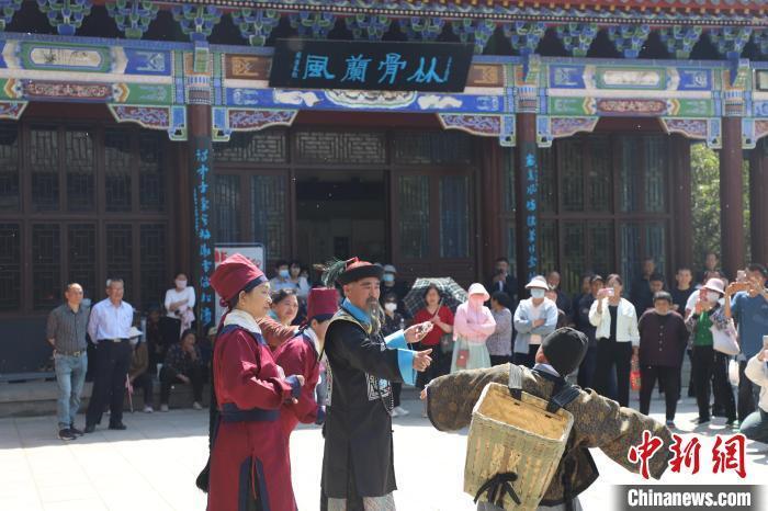 河南范县：游客参观郑板桥纪念馆_腾讯新闻