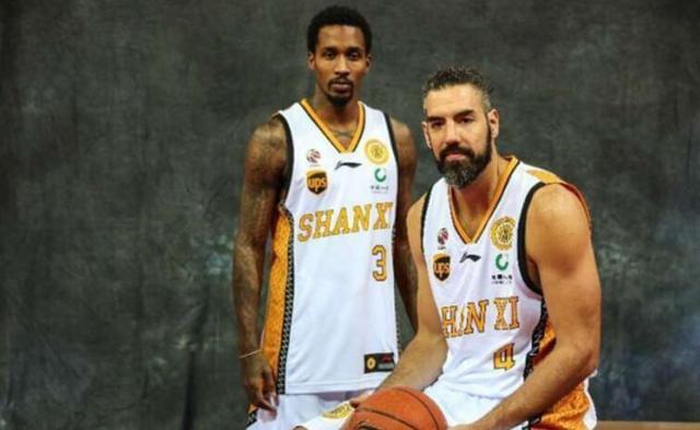 一个月前,他们还签下了路易斯-斯科拉,期待这两位前nba球员能够带领