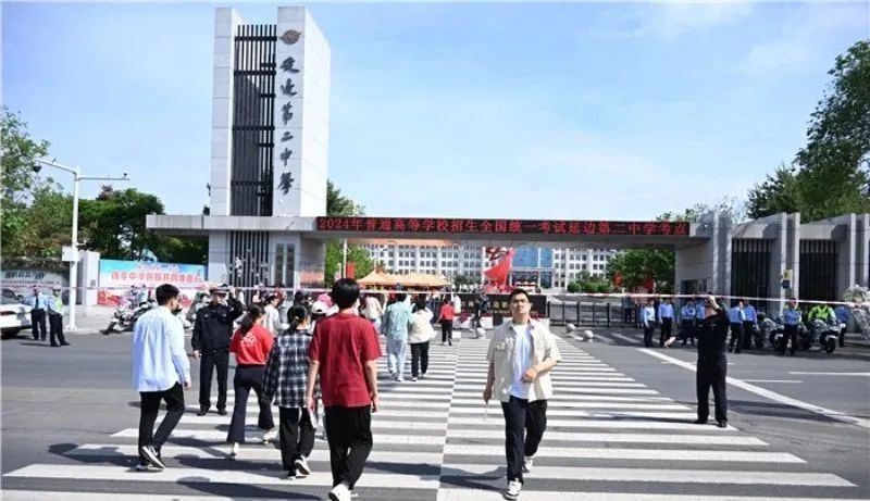 考生武文斌说:"高考是迎接崭新未来的一个美好开端,也是对十二年寒窗