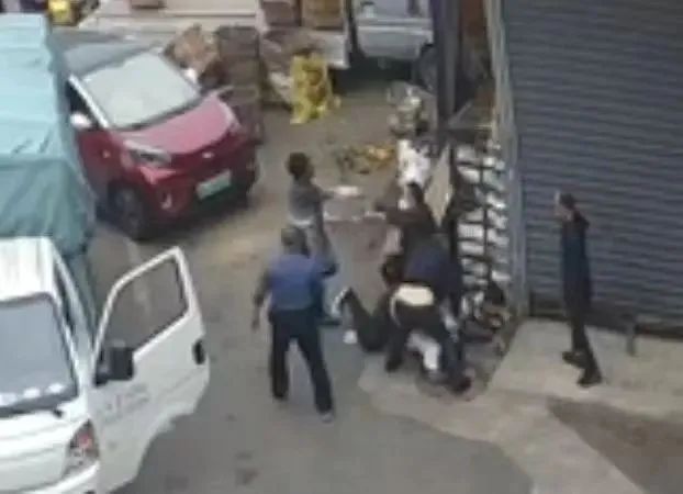 父子俩遭群殴还手被认定互殴并拘留 律师：难认定正当防卫！-父子打架违法吗