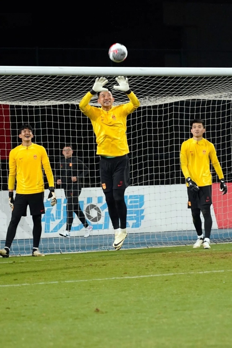 刘殿座社媒晒国足训练照俱乐部队友何超调侃你是真的帅