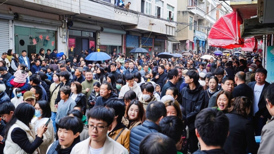 人从众叕!石浦再现古老的清明民俗巡游_腾讯新闻