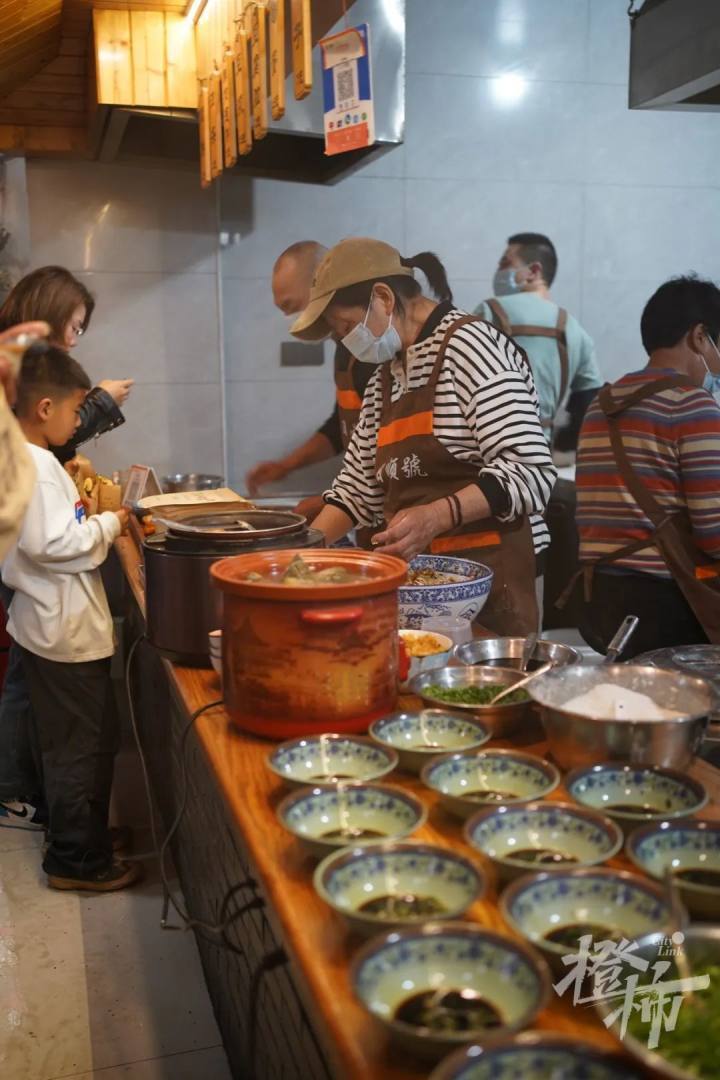 因为老店就是做到中午十点半就收工了,一家人该休息的休息,该打麻将的