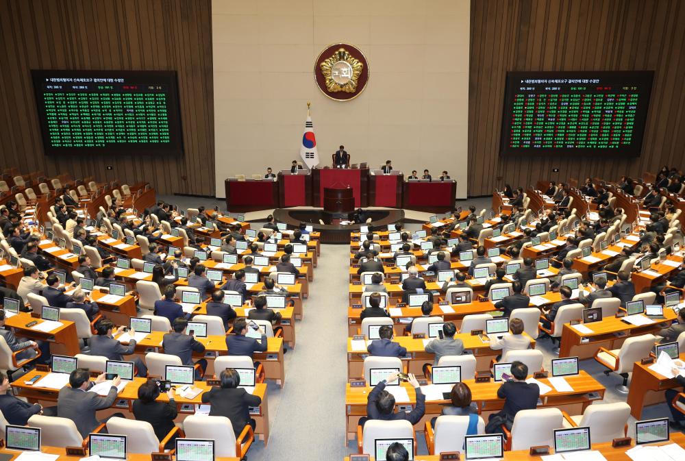 韩国国会通过要求迅速逮捕总统尹锡悦决议案