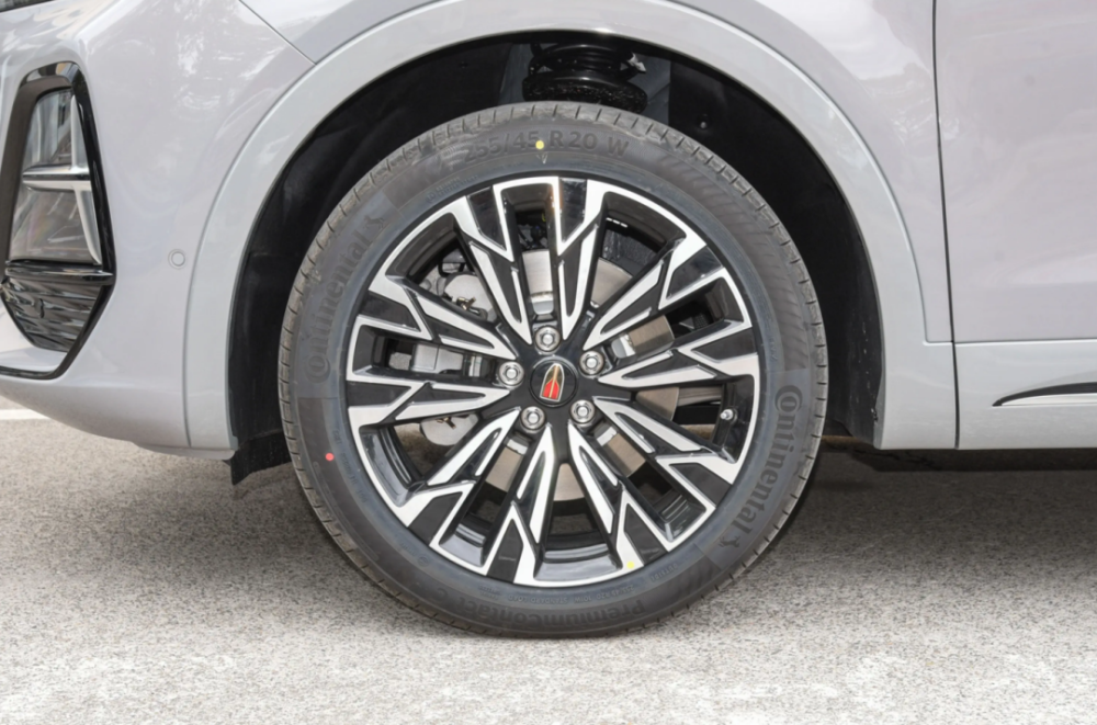 板区域有条车身腰线一直贯穿至车尾,再搭配着视觉感满满的多条幅轮毂