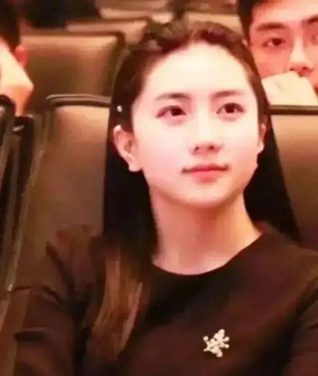 看到孟晚舟少女时的照片,不禁感叹:好美!这大概就是青春的样子