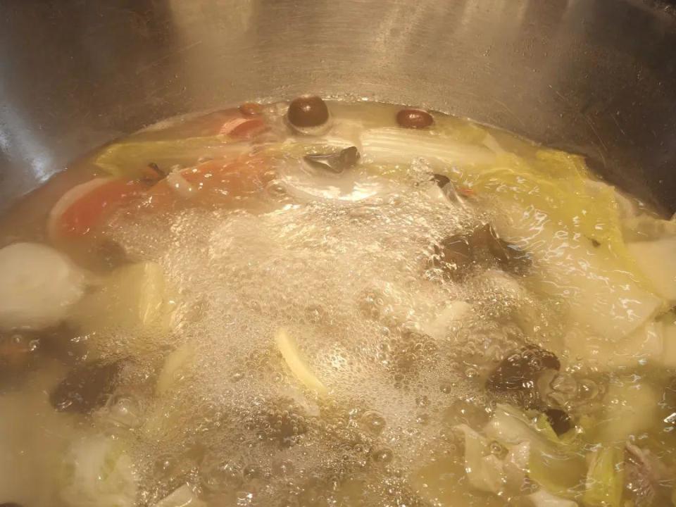 鱼汤,肉汤熬得很白正常吗？_腾讯新闻