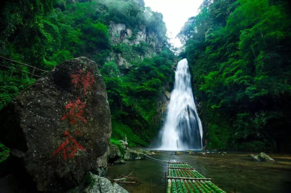 瀑布入潭处的绝壁右侧有洞壑,深不可测,瀑布如珠似帘,遮掩洞口,故称之
