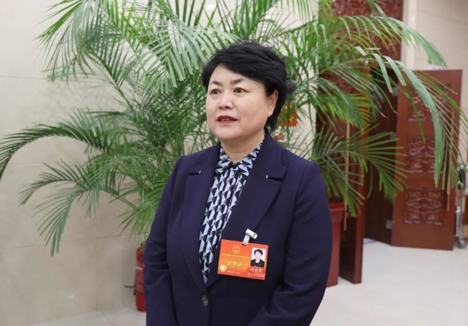 "市委常委,赛罕区委书记李晓燕接受记者采访时说