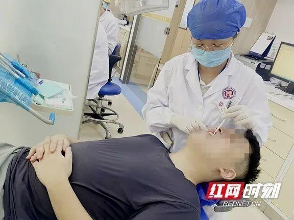 炎炎夏日来杯透心凉汽水？小心牙齿被腐蚀，出现黑洞
