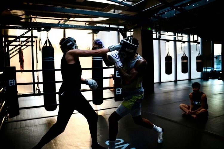 王薪凯与威姆斯打拳:场上比球技 场下比拳技